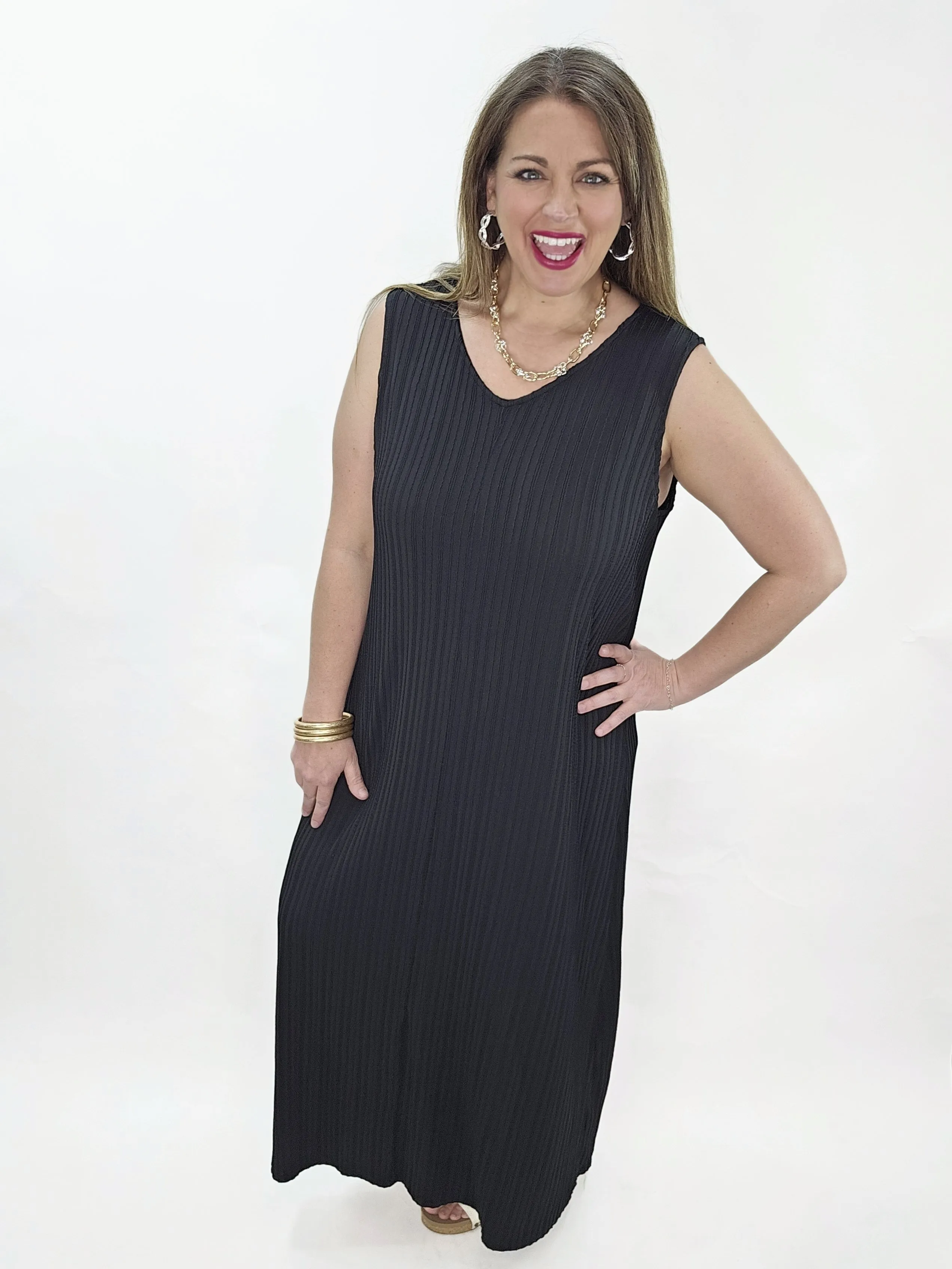 BLACK TEXTURED SLEEVELESS MAXI DRESS