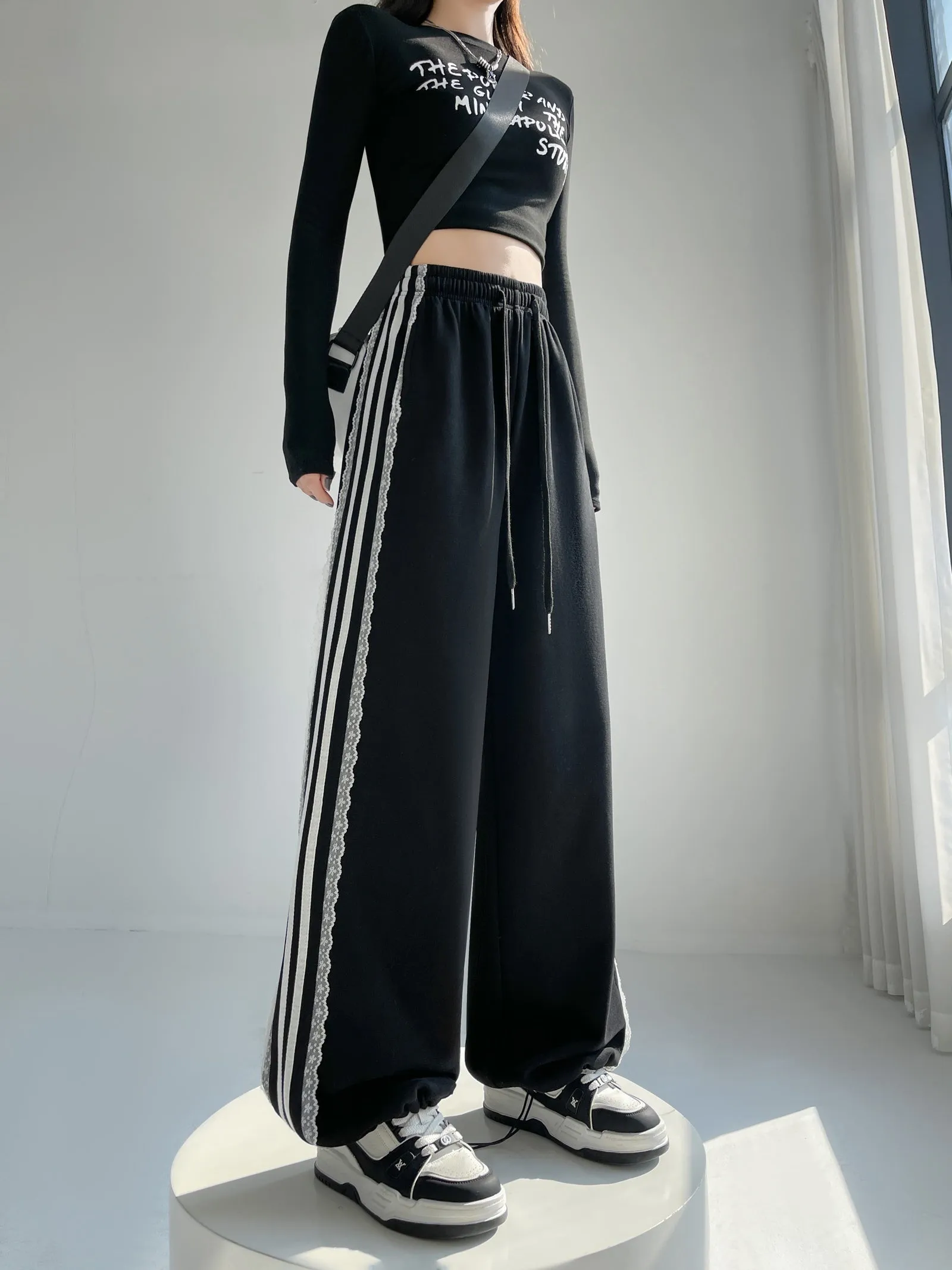 Casual and Chic Women's Sweatpants with Soft Drawstring Cuffs