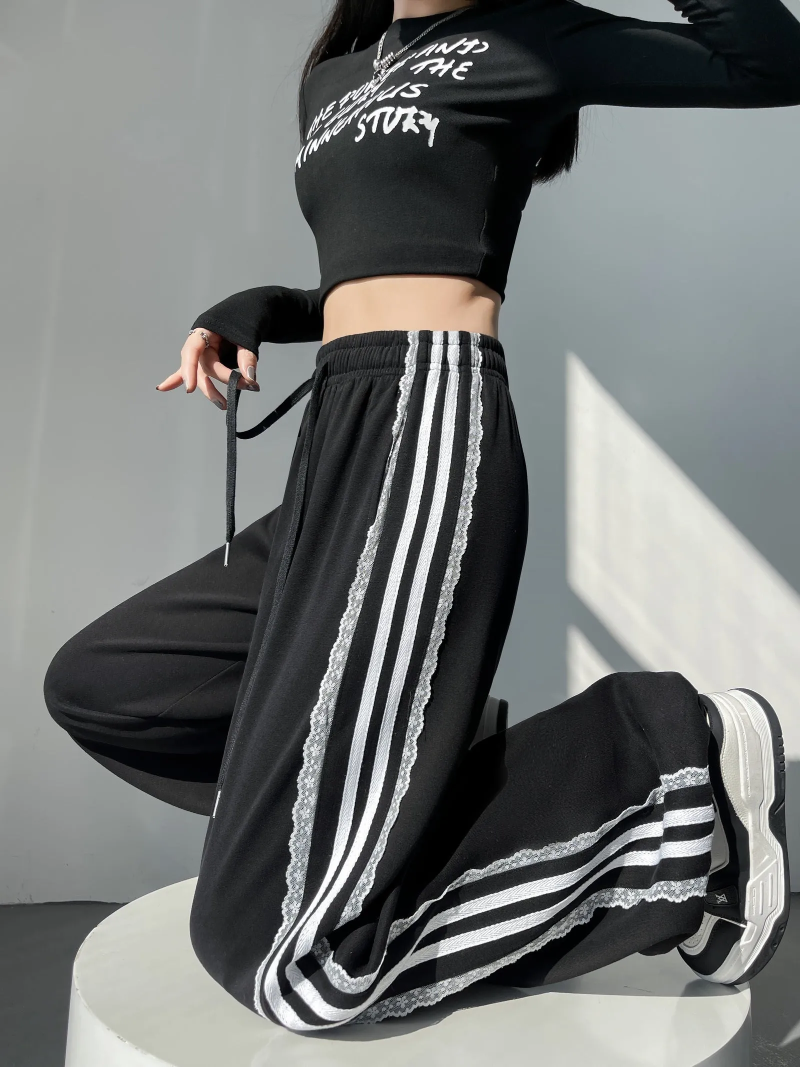 Casual and Chic Women's Sweatpants with Soft Drawstring Cuffs