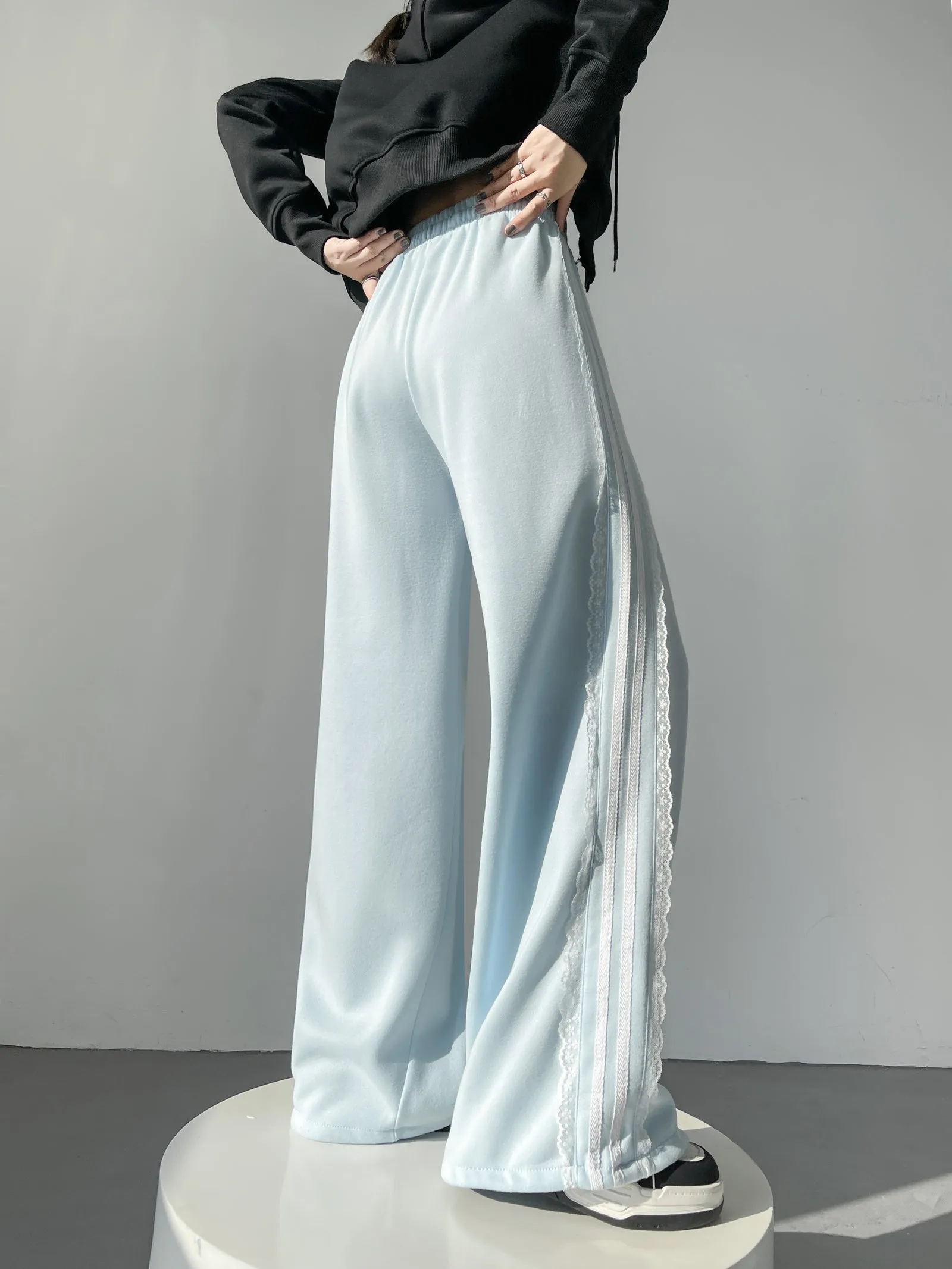 Casual and Chic Women's Sweatpants with Soft Drawstring Cuffs