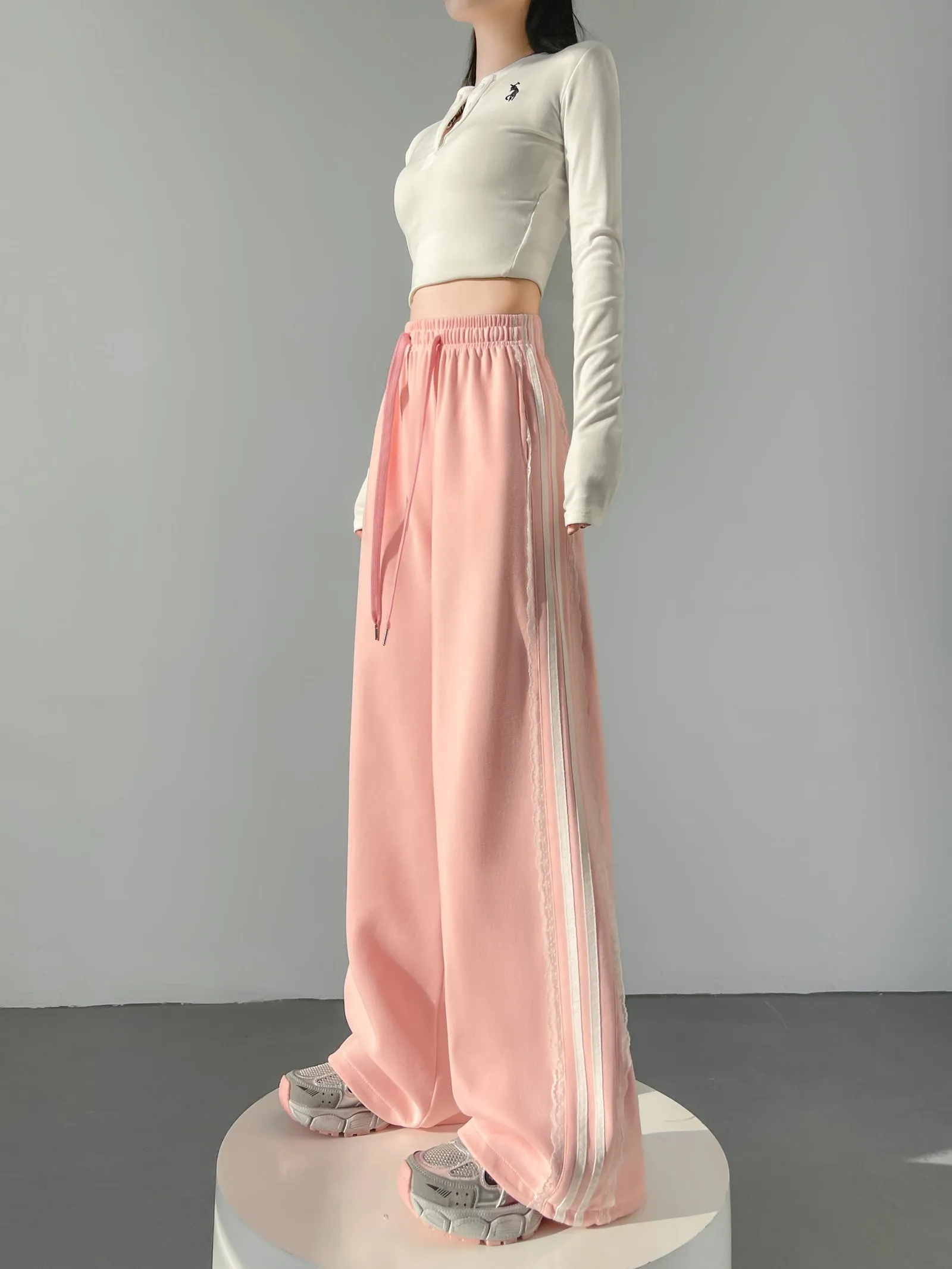 Casual and Chic Women's Sweatpants with Soft Drawstring Cuffs