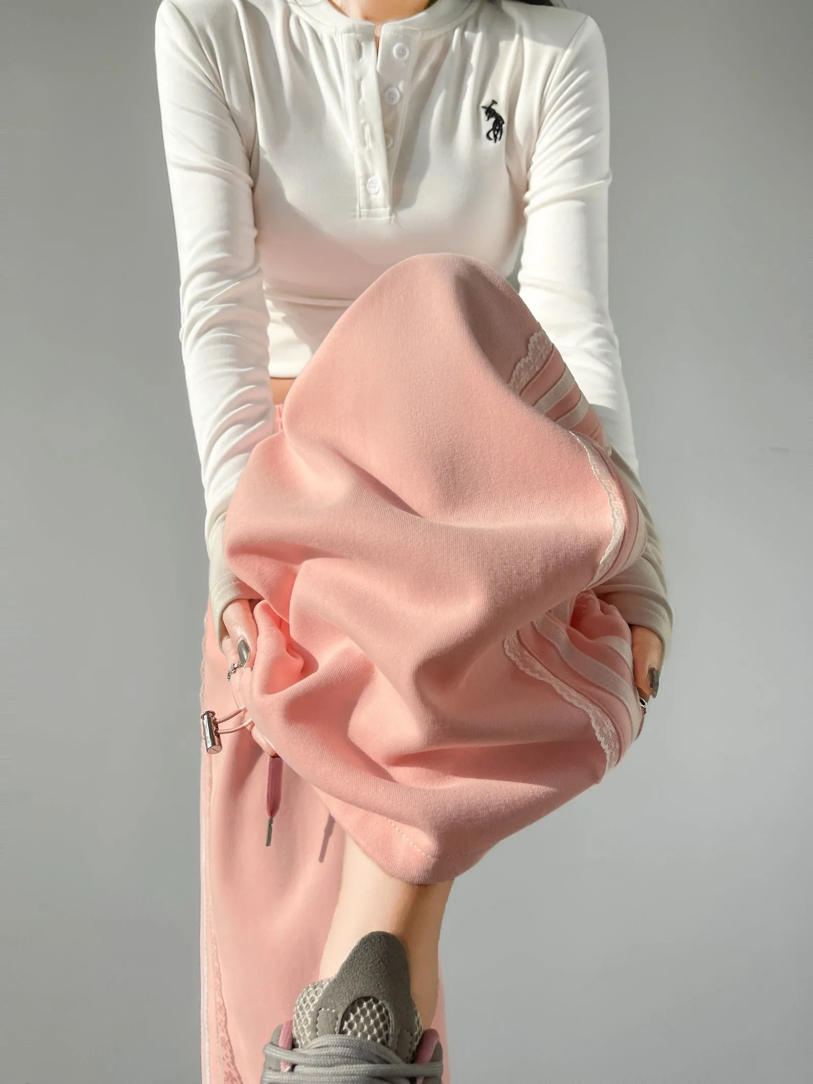 Casual and Chic Women's Sweatpants with Soft Drawstring Cuffs
