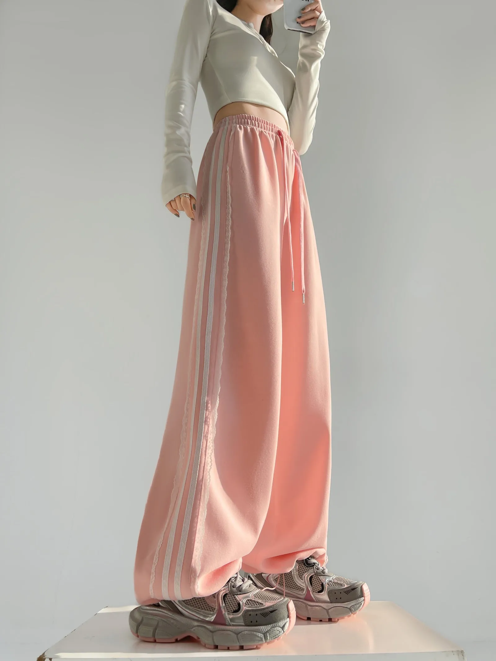 Casual and Chic Women's Sweatpants with Soft Drawstring Cuffs