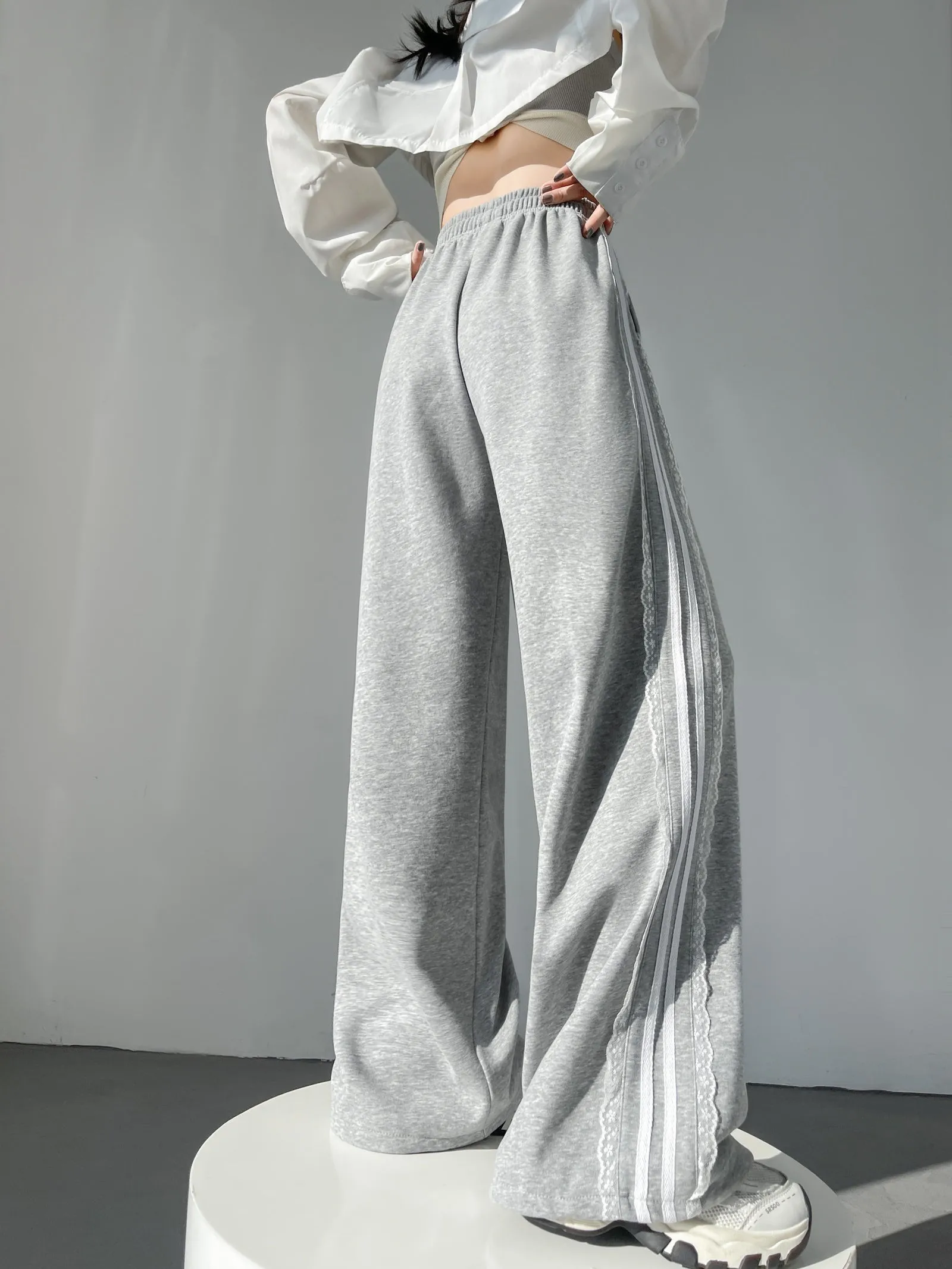 Casual and Chic Women's Sweatpants with Soft Drawstring Cuffs