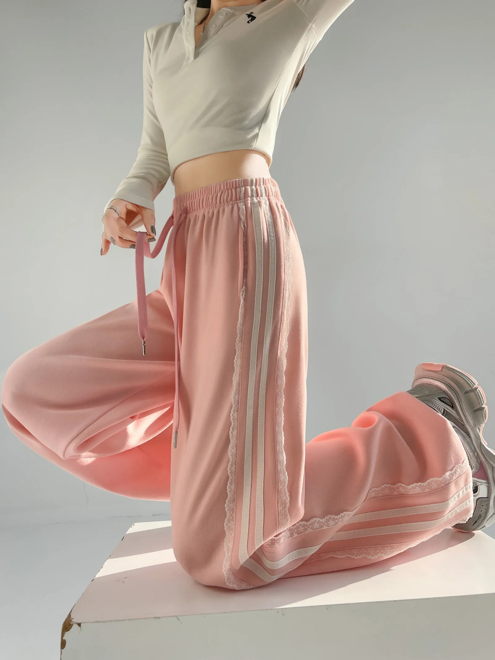 Casual and Chic Women's Sweatpants with Soft Drawstring Cuffs