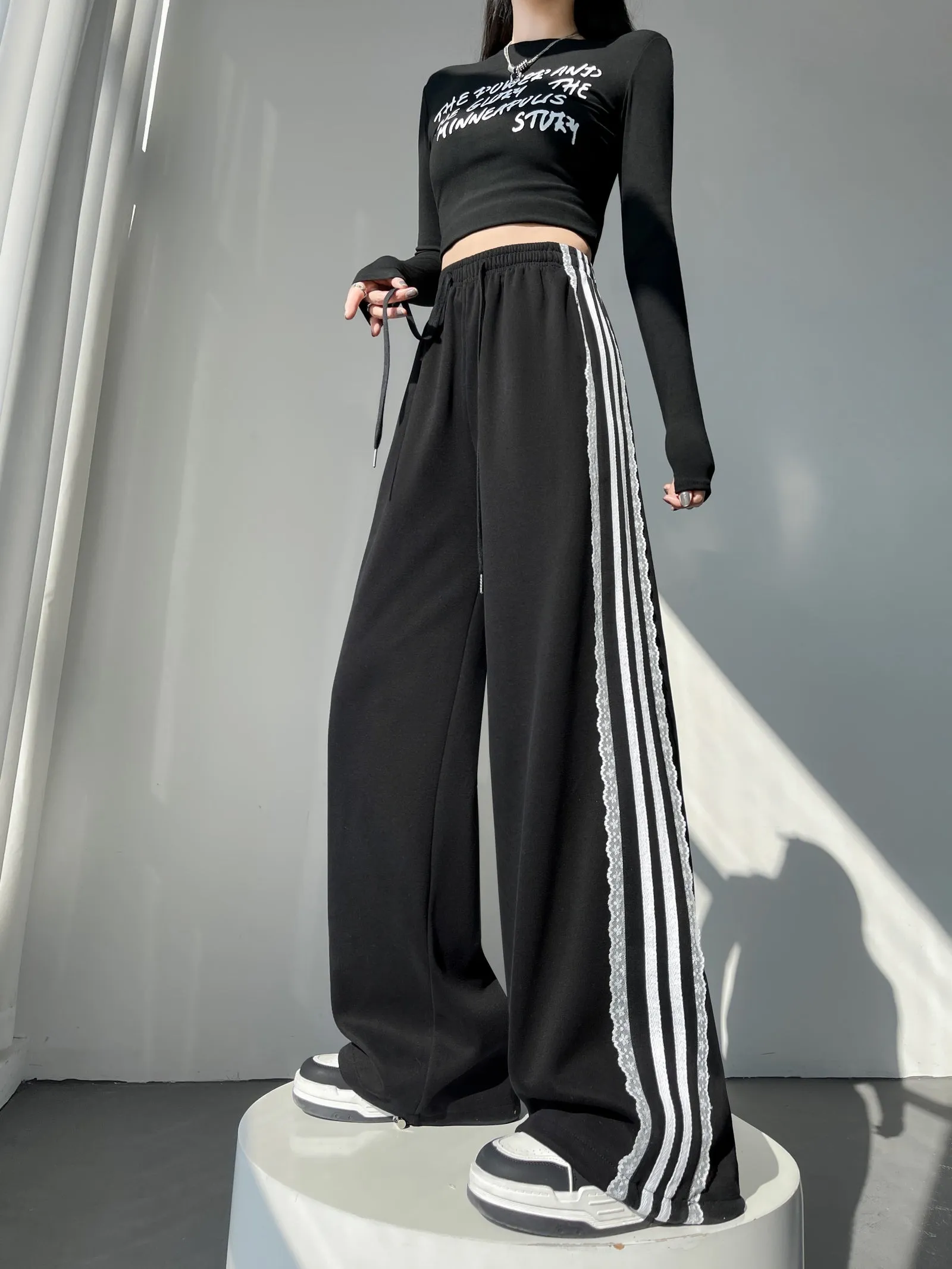Casual and Chic Women's Sweatpants with Soft Drawstring Cuffs