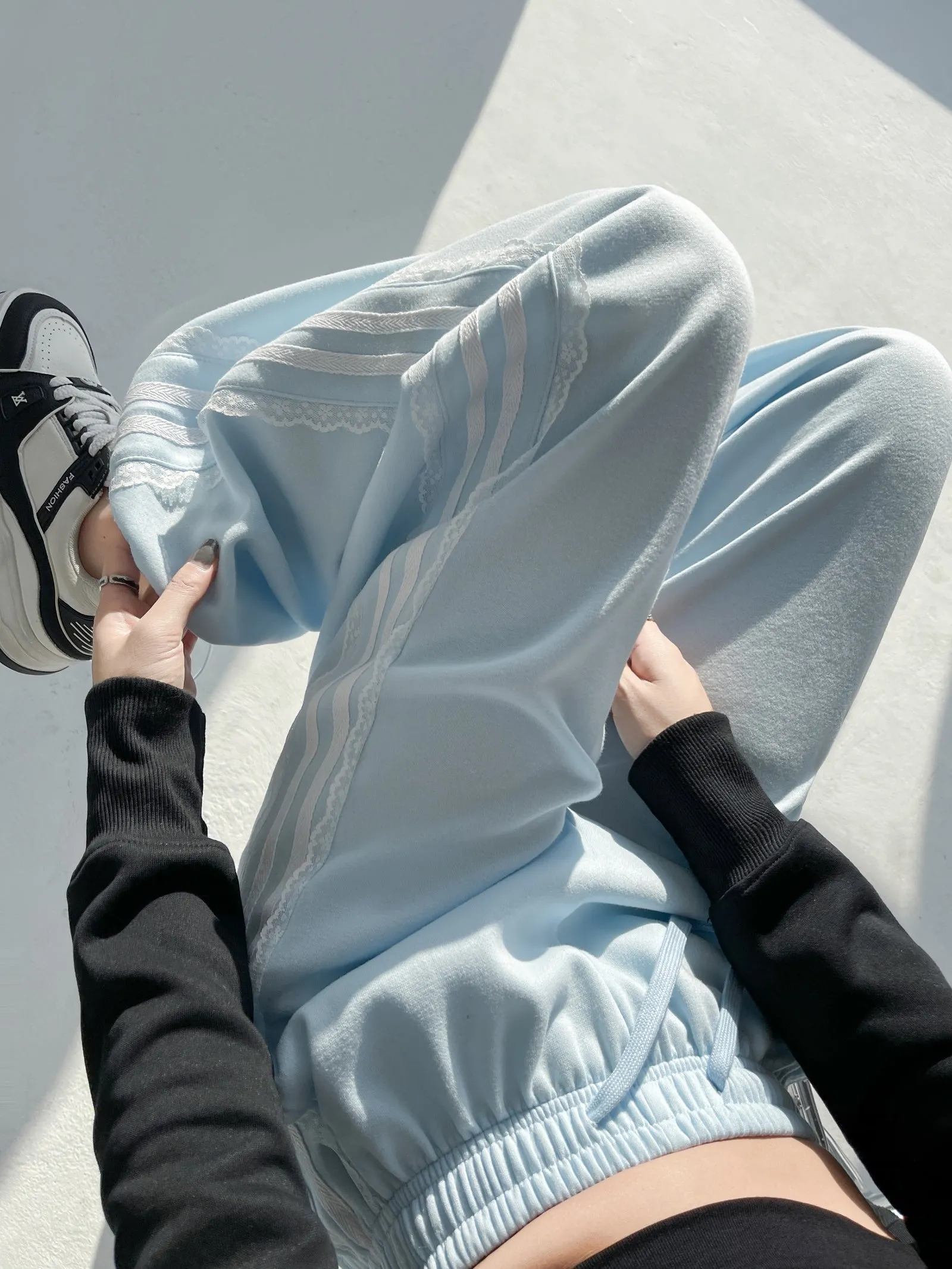 Casual and Chic Women's Sweatpants with Soft Drawstring Cuffs