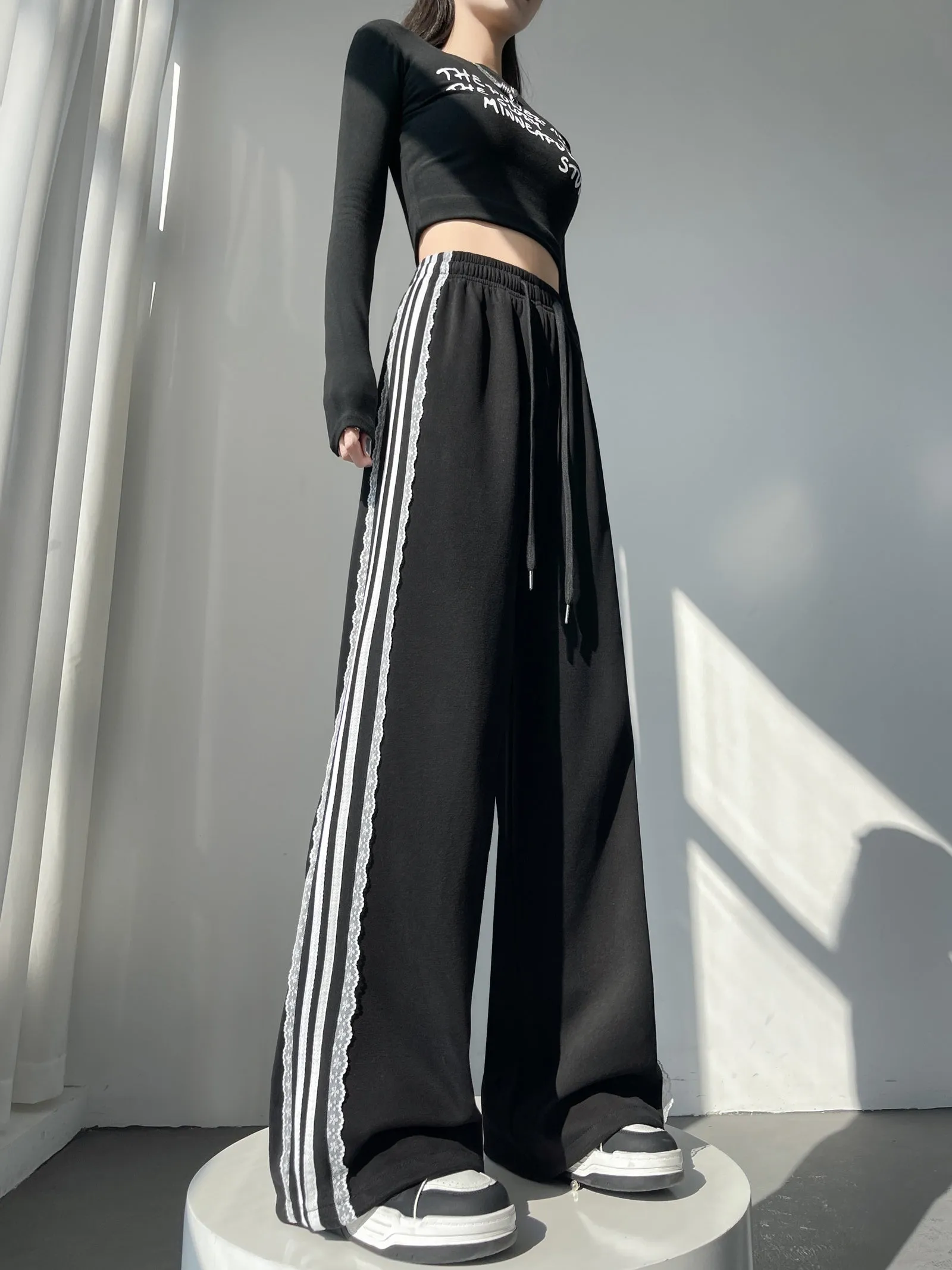 Casual and Chic Women's Sweatpants with Soft Drawstring Cuffs