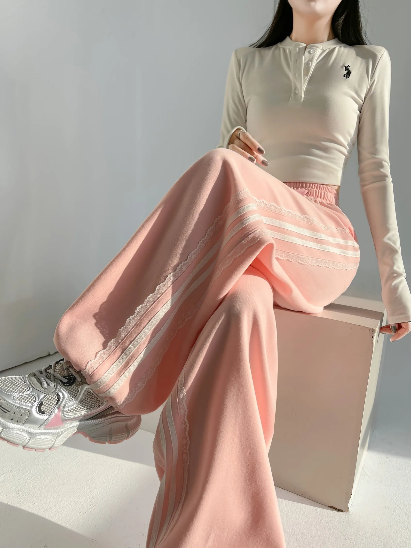 Casual and Chic Women's Sweatpants with Soft Drawstring Cuffs