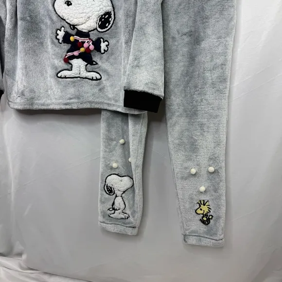 Peanuts Snoopy 2 Piece Loung Wear set Super Soft Velour Excellent Condition Med