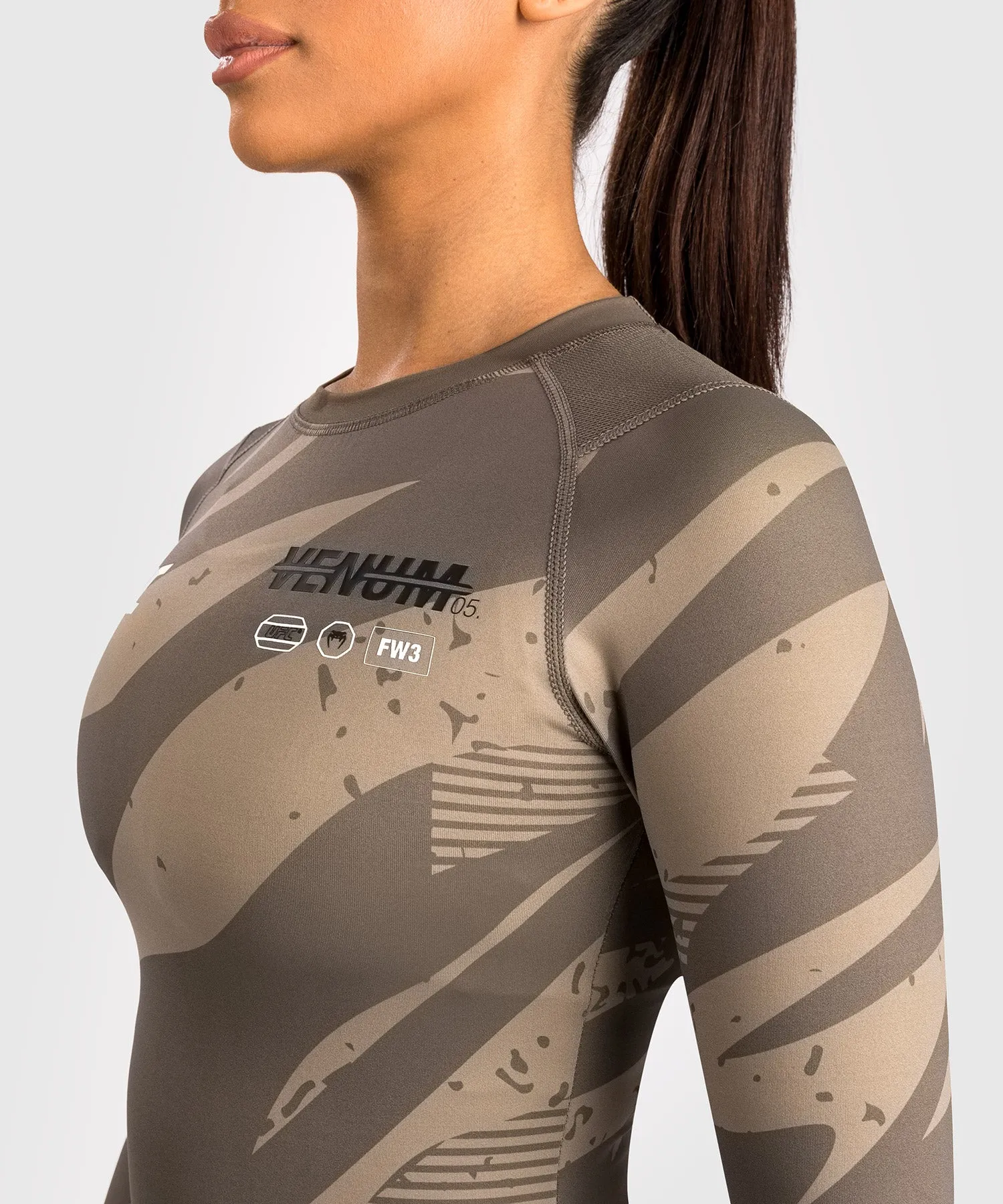 UFC Adrenaline De Venum Fight Week Lange Mouwen Compressie Shirt Voor Vrouwen - Desert Camo