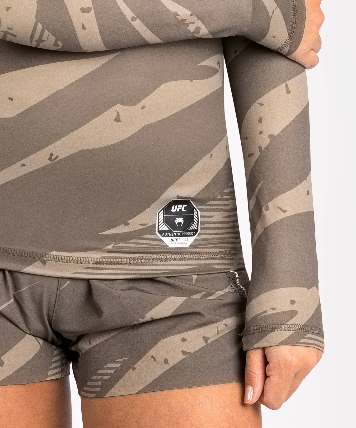 UFC Adrenaline De Venum Fight Week Lange Mouwen Compressie Shirt Voor Vrouwen - Desert Camo