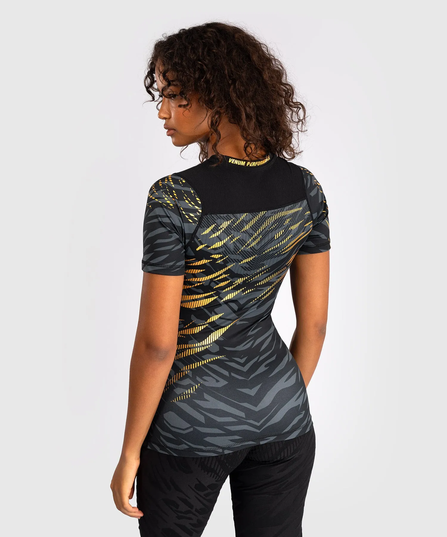 UFC Fusion by Venum Authentic Fight Night Korte Mouwen Performance Rashguard voor Dames - Champion