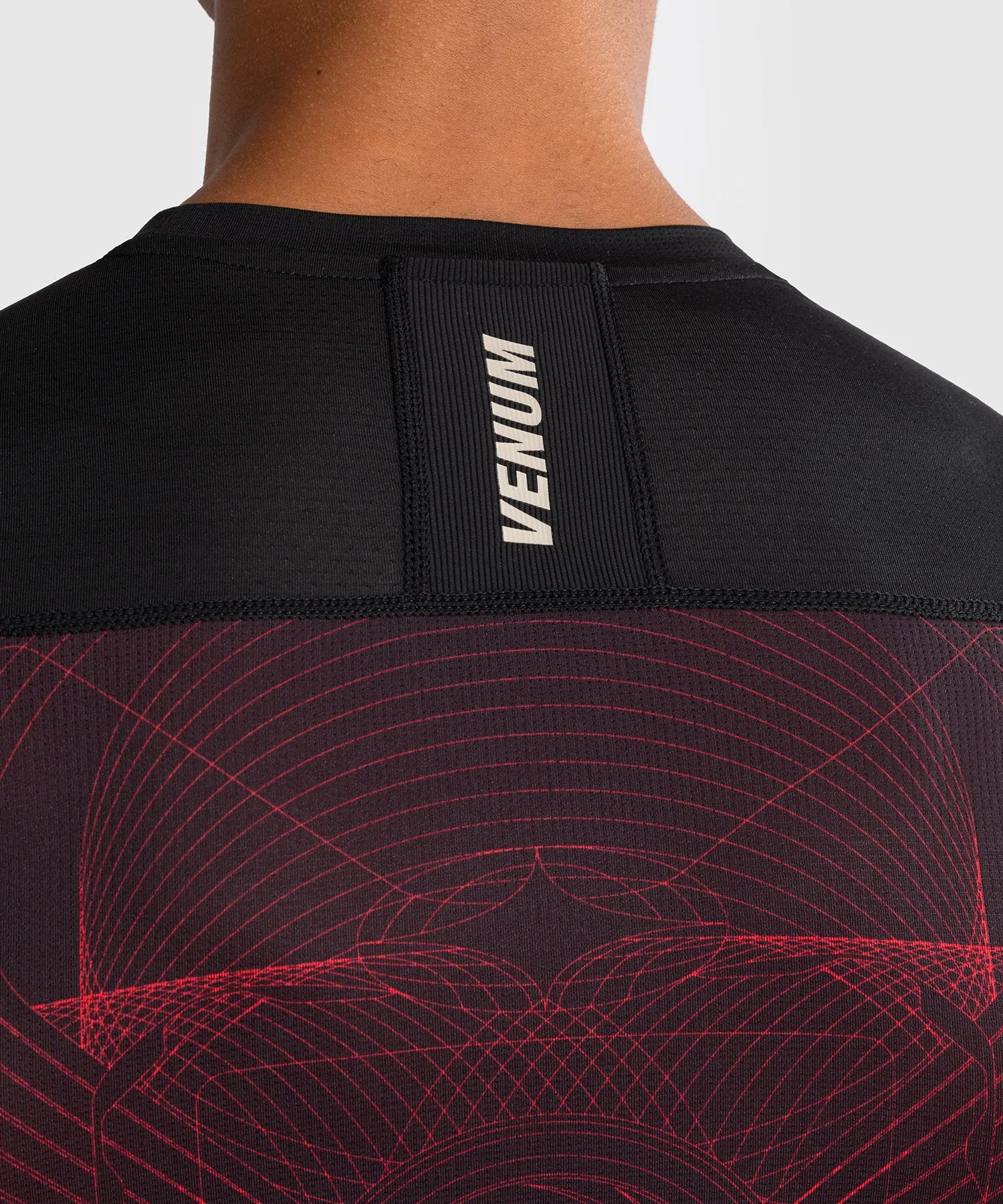 Venum G-Fit Air Rashguard Maniche Corte da Uomo - Nero Profondo/Rosso Fuoco
