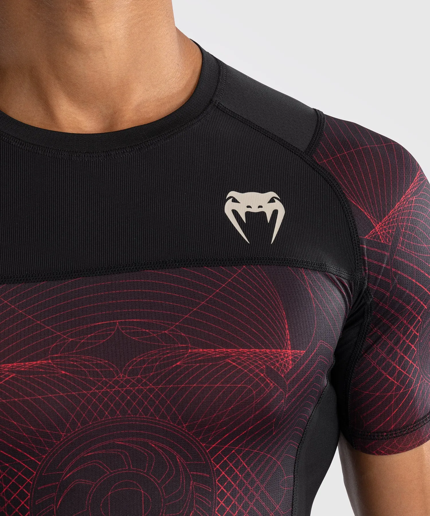 Venum G-Fit Air Rashguard Maniche Corte da Uomo - Nero Profondo/Rosso Fuoco