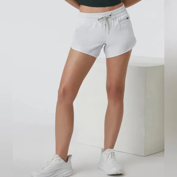 Vuori Clementine Short 2.0 4” Women's Performance Shorts Size S White NWT