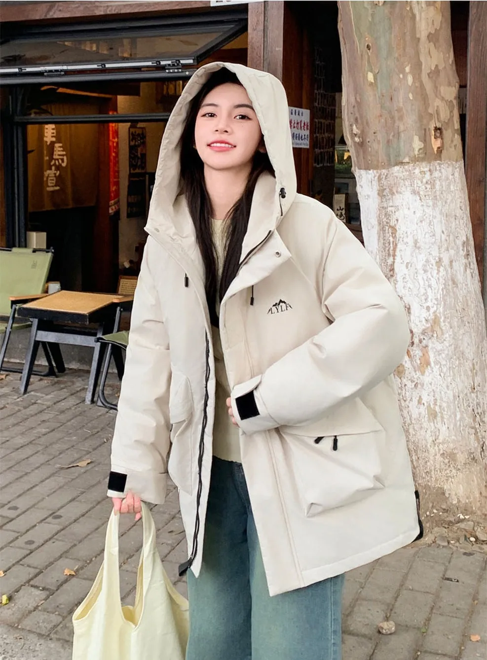 Water-Resistant Hooded Puffer Jacket Suitable for Climbing
